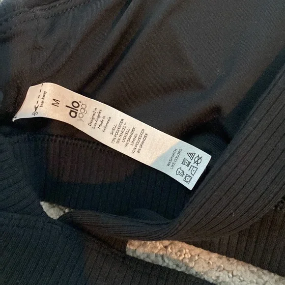 ALO Yoga Black cross front Sports Bra - Picture 4 of 6